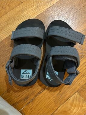 NWOT Reef toddler Gray Hook-and-Loop Sandals